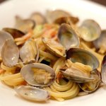 チェルバイア - プランツォＡ 1300円 の熊本産アサリと桜海老、フレッシュトマトのリングイネ