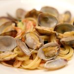 チェルバイア - プランツォＡ 1300円 の熊本産アサリと桜海老、フレッシュトマトのリングイネ