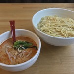 ががちゃい - ゴマ担つけ麺 大盛り！  
            チョット気分を変えて、温かい麺で