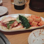 キムチ盛合せ（800円）