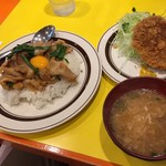 キッチンABC 池袋東口店 - 一番人気とのことのオリエンタルライスとメンチカツ