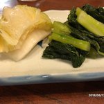 炉ばた焼 白鳥 - 野沢菜と白菜の漬物