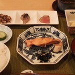 和肴 黒よし - 焼き魚定食と3種小鉢