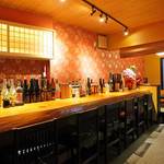 あつ美権堂店 - 落ち着いた雰囲気のバーカウンター。お一人さまでもお気軽にどうぞ。