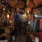 ボーダー - 店舗に入った正面。手前左右にテーブル席、その奥はカウンター席です。