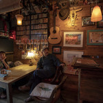 ボーダー - こちらは入り口入って左側のテーブル席。