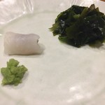 鮨 心白 - 縁側を巻いた石巻のナメタガレイに6年熟成のかんずりを合わせてあります