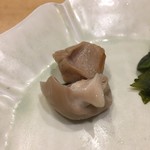 鮨 心白 - 白バイガイは大ぶりで勝駒が進みます