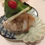 鮨 心白 - 小田原で揚がった鱧を長ピーマンとマイクロトマトと合わせてあります　意外な組み合わせですが美味しいです　鱧は梅以外にも合うものがあるんですね