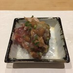 鮨 心白 - 長崎の初鰹の鉄分が塩納豆に反応して複雑な旨味に変化しています