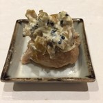 鮨 心白 - あん肝に山葵の茎と和えたクリームチーズが乗せてあります　濃厚で辛旨でさらに酒を飲んでしまいます