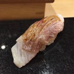 鮨 心白 - 22時を過ぎて最初の一貫です　春子からスタートとは憎いです　塩の当てかたが見事です