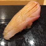 鮨 心白 - 平政です　程よい馴れかたで旨味が口の中で溢れ出します