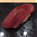 鮨 心白 - 銚子沖の鮪赤身です　かなりの馴れかたで大変好みの鯵でした