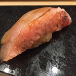 鮨 心白 - 金目は皮だけ炙って身と皮の間の脂をヴァージョンアップしてあります