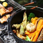 焼肉 おてんま - 夏限定BBQプラン。具だくさんのダッチオーブンも人気。