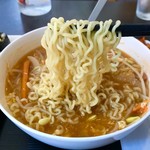 青春キンパ - インスタント独特の縮れ麺