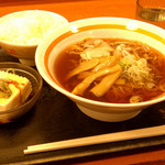 半田屋 - ラーメンにご飯、冷ややっこで、￥４３０でした・・・