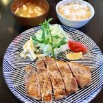 とんかつとハンバーグ はらから亭 - これが私の頼んだ「特上肩ロースステーキ定食」〜
\( ˆoˆ )/