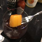 キッチン&バー台所家 歌舞伎町店 - サングリア(600円)
                                これは確かにフォークが欲しいサイズのフルーツ入り。