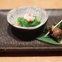 のどぐろ専門 銀座中俣 はなれ - 芯取菜とズワイガニのお浸しバイ貝の煮付けを添えて
                