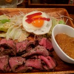 肉ばる ぼすこ - ローストビーフランチ、ライス別皿(800円(税込))　サラダとの相性良し