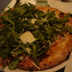 Pizzeria Pancia Piena - 生ハムとルッコラのピザ　おすすめです