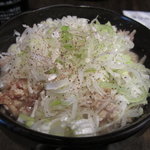 丈ちゃん - 煮込み。たっぷりネギの下にお豆腐と鶏肉。薄味で美味。