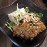 丈ちゃん - お通し。豆腐の肉みそ添え？