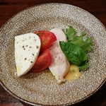 鳥田中 - お通し　地鶏のカプレーゼ