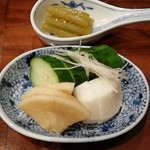 鳥田中 - お通し　お新香＆赤みずの油炒め