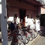 リストランテ ベネチア - 地味な外観とおばさんのチャリ