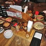 Hakata Ippuudou - 広い雰囲気のあるテーブル真ん中には香辛料などがたくさん完備