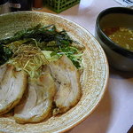 天領 - つけ麺チャーシュー（８５０円）　チャーシュが凄く香ばしくて美味しいですね。♪　麺は細麺で豚骨の付けダレによく絡んでいます。喉越しも良いですよ。