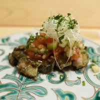 はらまさ - 富山の岩牡蠣に夏野菜のソースをたっぷりかけて