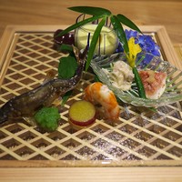 祇園 にし - 八寸は格子に組んだ木のお皿に置かれて美しい。