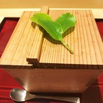 銀座 しのはら - 木の箱に榊