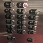 Top of the Hub - エレベーターで最上階へ