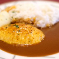 シェ・イノ - クネル（魚介、鶏を使ったムース）を添えた海老のフォンカレー 1000円