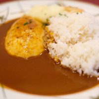 シェ・イノ - クネル（魚介、鶏を使ったムース）を添えた海老のフォンカレー 1000円