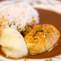 シェ・イノ - クネル（魚介、鶏を使ったムース）を添えた海老のフォンカレー 1000円