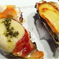 BELON 渋谷店 - 牡蠣のグラタンロックフェラー・牡蠣とトマトとモッツァレラチーズのオーブン焼き各380円