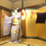 菊乃井 - 扇子をひらひらさせる舞妓さん