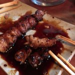 鳥よし - すいません、食べかけです。 せせり １００円  串から外して食べる男です