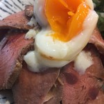 Yummy Mammy - ローストビーフ丼のアップ♡ 肉厚なロービーっす！