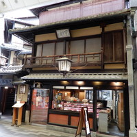 三嶋亭 本店 - 牛肉販売店側