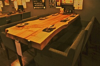 Tonikaku Komeni Kodawarumise Kokoya - こちらのテーブルは2卓、12名様までの宴会におすすめです。