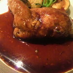 レストラン バカール - 取り分け後のうずらさんにポルト酒薫るソースをかけて