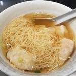 香港 贊記茶餐廳  - ワンタン麺
            う～ん、単純に好みではないかも。
            海老が丸ごと何尾も包んであり塊になってて食べにくいし(笑)