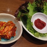 焼肉 鶯谷園 - キムチ ¥450
      サンチュ ¥400